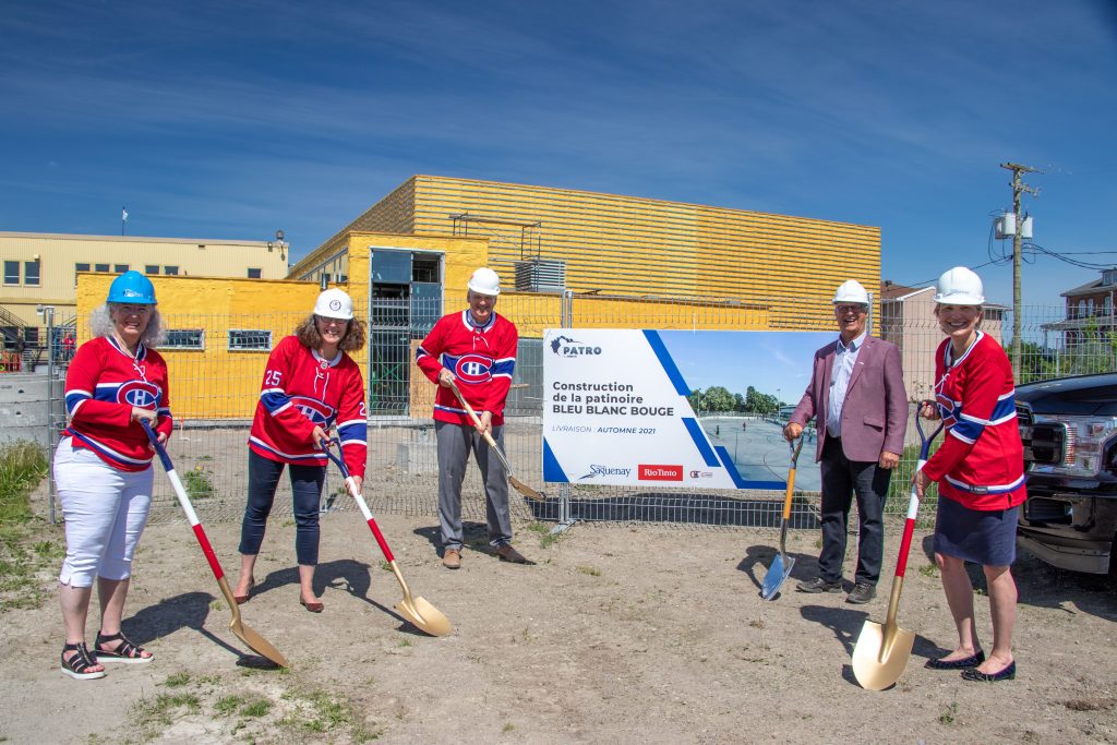 Première pelletée de terre de la patinoire BLEU BLANC BOUGE à Saguenay!