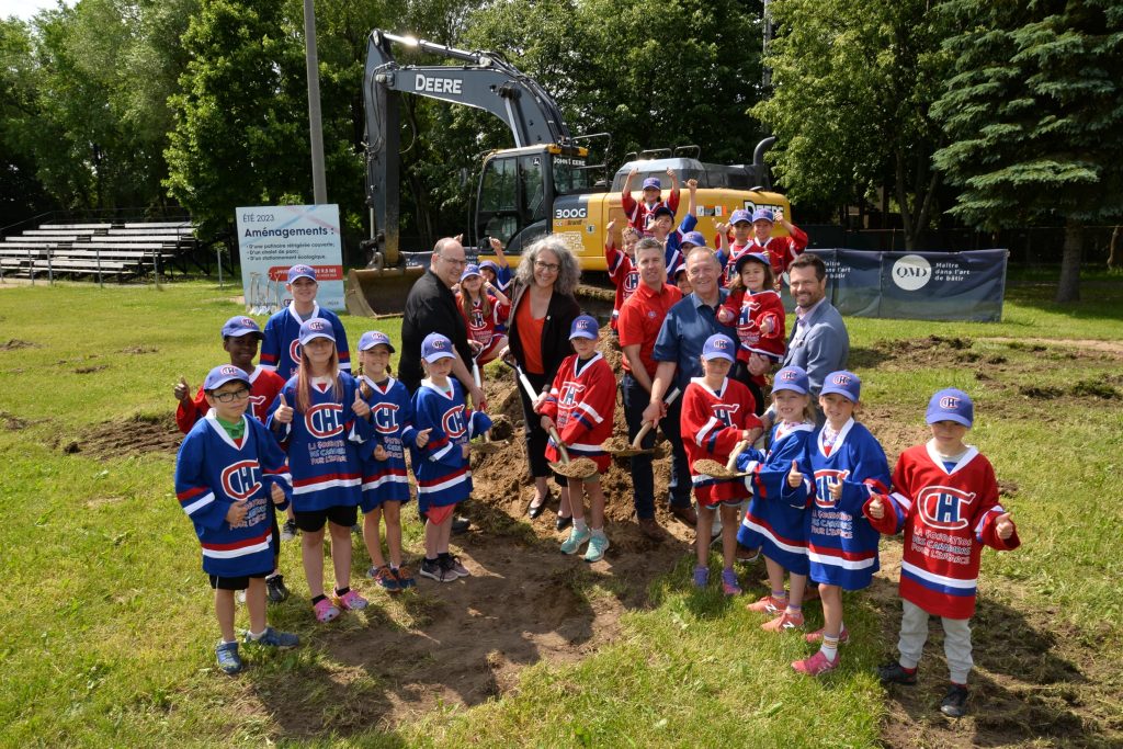 Première pelletée de terre pour la patinoire BLEU BLANC BOUGE de Saint-Jérôme